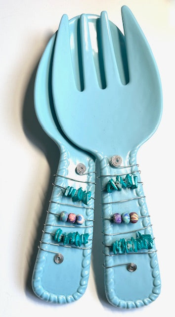 2587.  $18.  Turq salad server