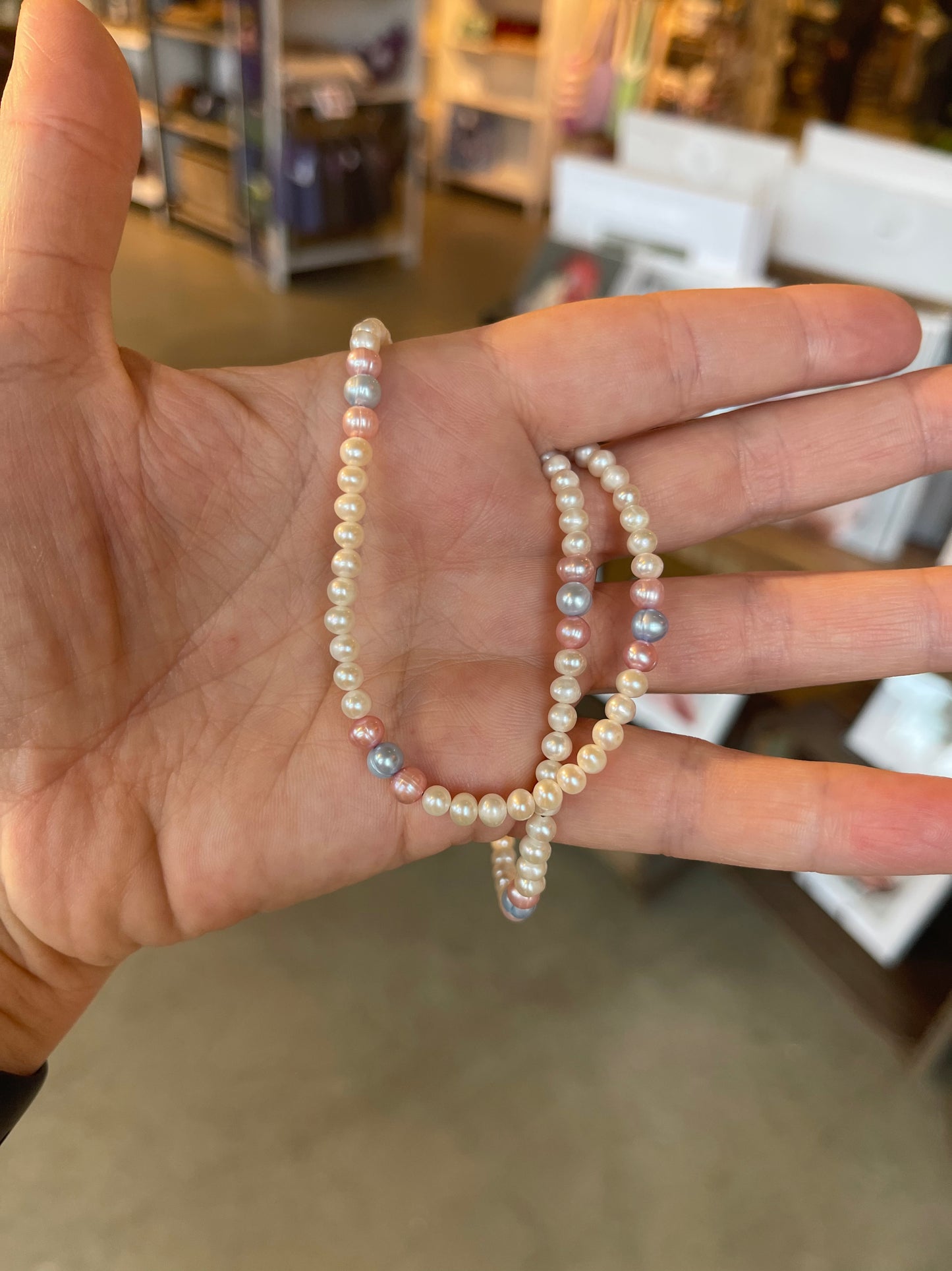 Fresh water pearls /PB And White