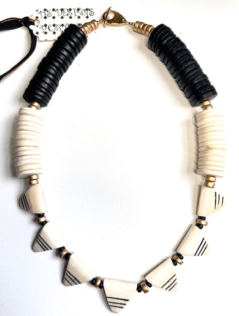 2558 Carved bone & bl/wh/gold coco