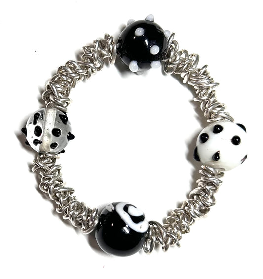 2567.  $25.  SP chain stretch w/4 bl&wh