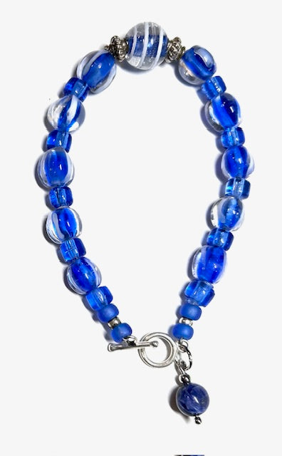 2565.  $18.  Blu & wh glass